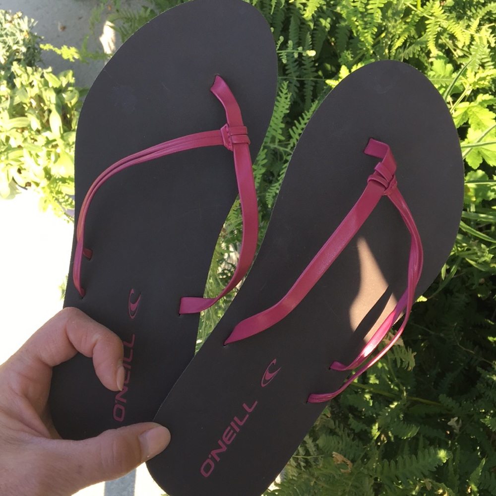 ITEM DONATED ——O’Neill Flip Flops NWOT - Picture 4 of 5
